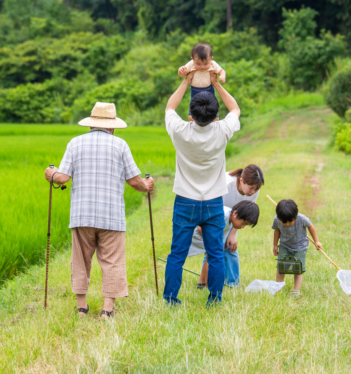 田園で過ごす地域の家族